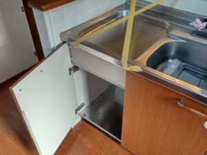 三菱製トップオープン食洗機の撤去工事　サンウェーブキッチン　ゴミ箱収納